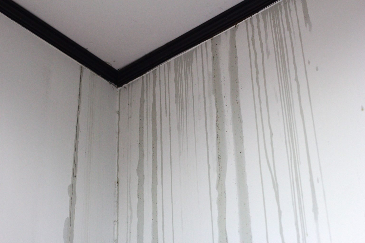 Water flowing from the ceiling.Water marks flow from the edge of the ceiling to the wall. Rainy days, dirty walls, dirty